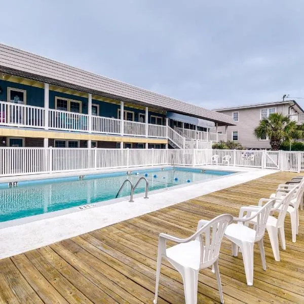 Walk to Beach! North Myrtle Beach Condo w/ Pool, hotel em Myrtle Beach
