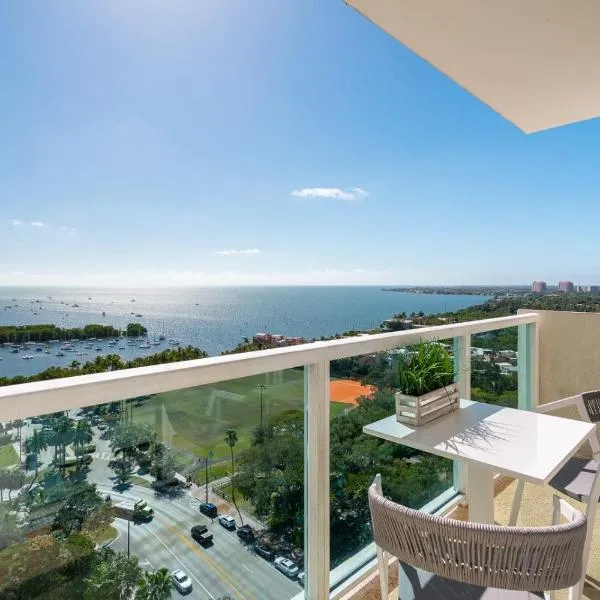 Ocean View Balcony steps from Restaurants, Peacock Park & Marina, hotel v Miami