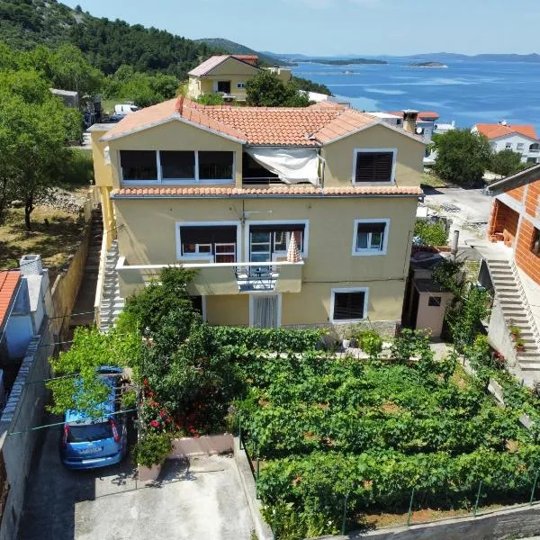 Apartments with parking space Sali, Dugi otok - 16324, hotel in Sali