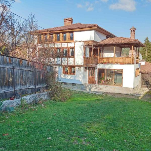 Villa Lyutovi Holiday Home