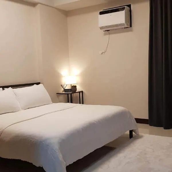 101 Newport blvd C2 4F by Rechelle Nunag, hotel sa Maynila