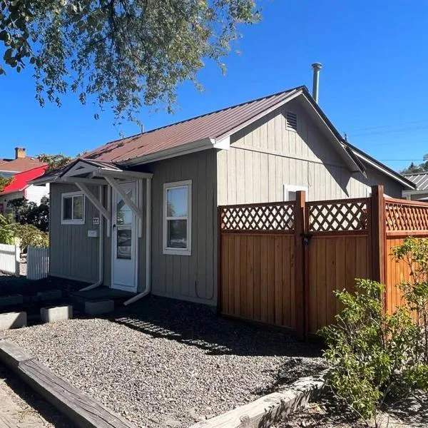 Cheerful pet-friendly bungalow right in town, hotel a Montrose