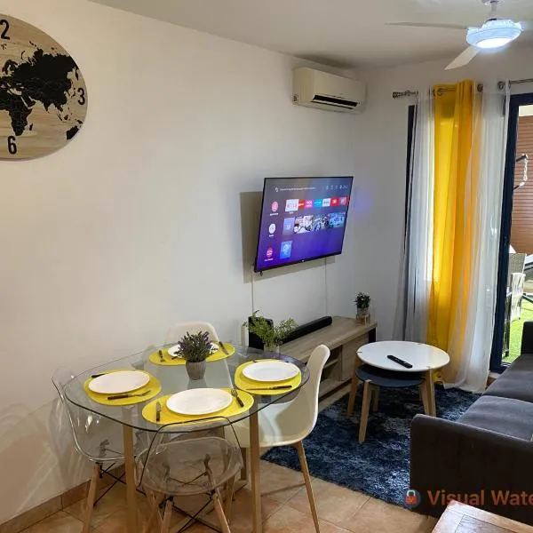 Charmant T2 - Moufia Sainte-Clotilde vue Mer & Montagne, hotel in Saint-Denis