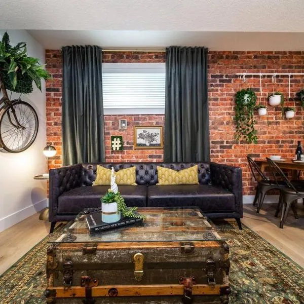 Luxe New York Style Bsmt Suite, Near DT & WEM, King Bed, WiFi，位于埃德蒙顿的酒店