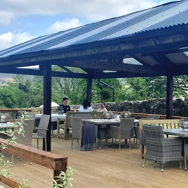 The Log Cabin @ The Old Forge Glamping, hôtel à Tullow