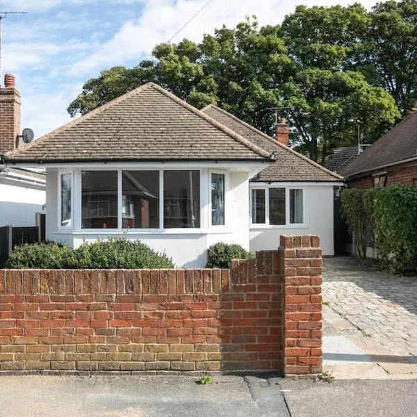 Seaside Family Bungalow for 5 people with garden and driveway parking, hotel in Kent
