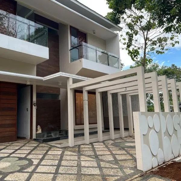 Cozy villa with swimming Pool in Sentul, hotel in Bogor