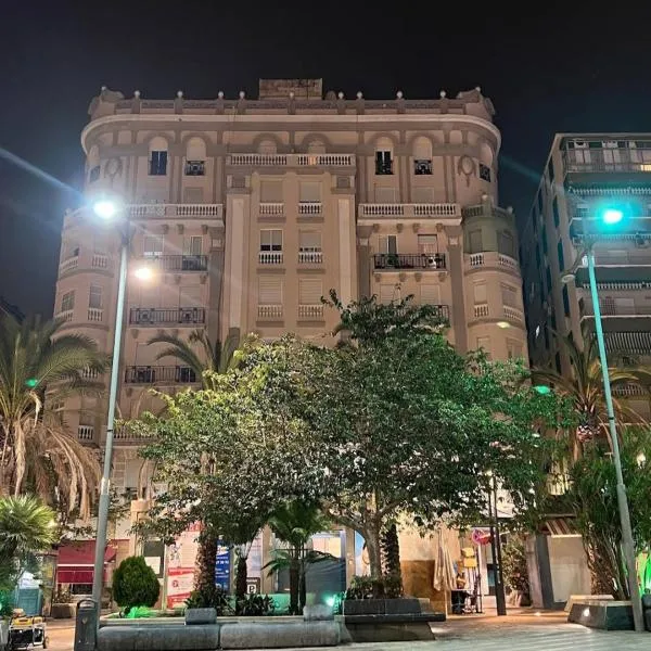 Family House, CENTRO CIUDAD - 3 DORMITORIOS 6 1 0 3 1 0 8 3 1, hotel sa Ceuta