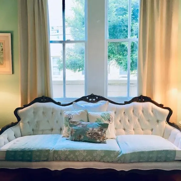 DOLLHOUSE, HUGE 6 BR, French Quarter, STREETCAR sleeps 14!, hotel en Nueva Orleans