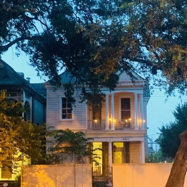 Elisabeth House DOLLHOUSE, 6 BR, French Quarter, Streetcar sleeps 14!, hotel in New Orleans