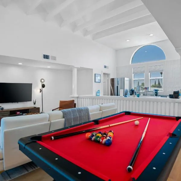 Chic Uptown Phoenix Home - Pool Table & Perfect Location, ξενοδοχείο στο Φοίνιξ