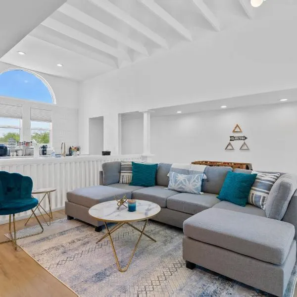 Stylish Phoenix Townhome - Foosball Table, Laundry, Parking!, hotel in Phoenix