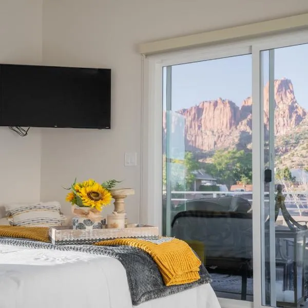 So Zion Painted Desert-4Bed, 3Bath, Hot Tub, Deck, hotel in Hildale