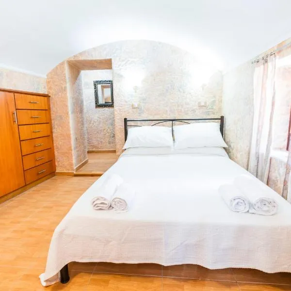 EIRINI, hotell i Symi