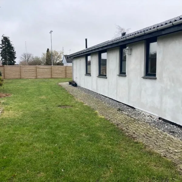 Villa med private værelser delt badeværelse/køkken, viby sj.,位于维比的酒店