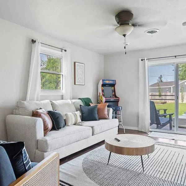 Charming Home-Pet-Friendly-LG Fenced Backyard, hotel in Rapid City