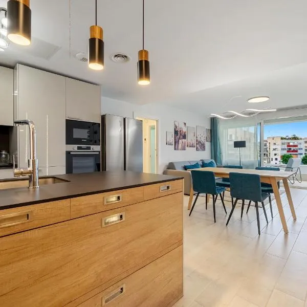 Magical 2BR Condo in the Heart of Cambrils, hotel v destinaci Cambrils