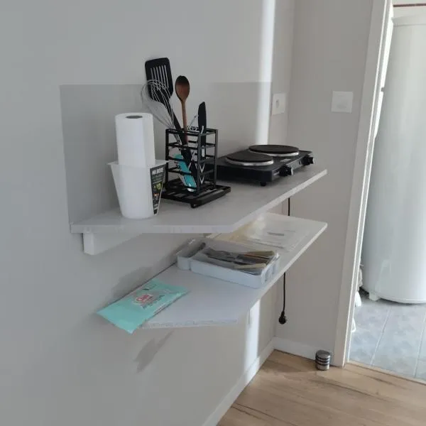 Studio attenant a la maison principale, hotel in Saint-Martin-des-Tilleuls