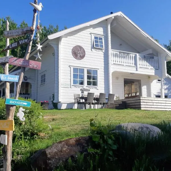 Stunning Sleeps 9 Lakeview Loghome Spa & Yoga, hôtel à Finnerödja