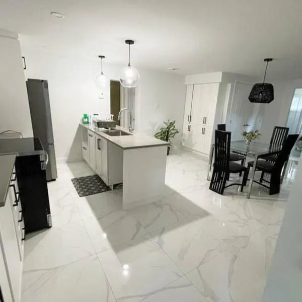 Stylish and luxurious apartment basement unit, hôtel à Longueuil