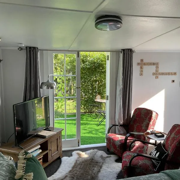 Orange Tree Cottage - garden hideaway, hotel in Whanganui