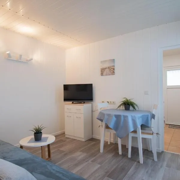 Tiny-Bungalow - zum Strand 50m, отель в городе Иккериц