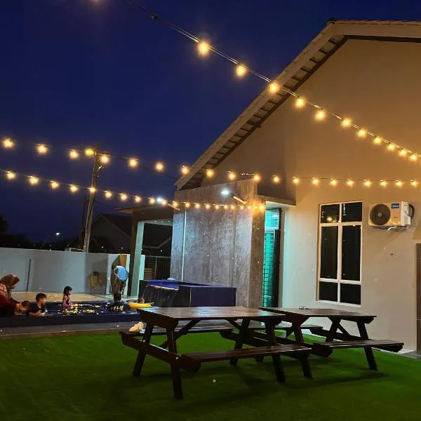 Adwa Homestay Kijal Private Pool Mini Golf, hotel em Kampong Darat Kijal