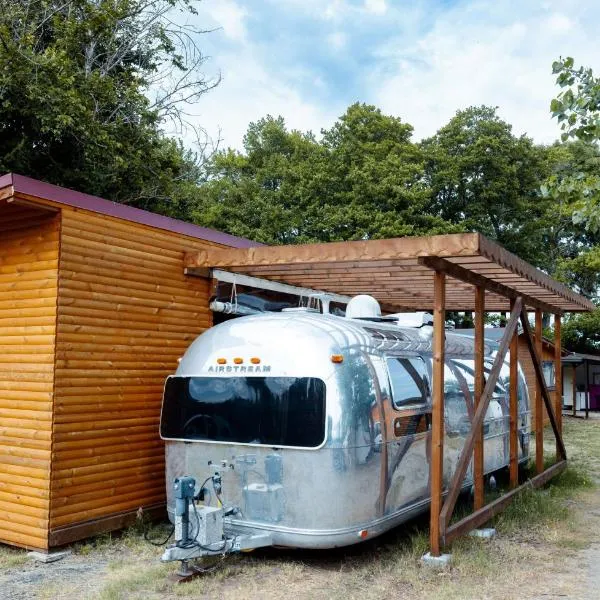Luxury Vintage Airstream RV/Caravan Retro Charm Meets Comfort, hotel in Kiten