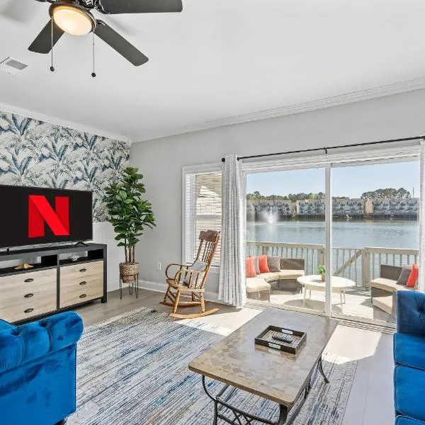 ☆Live on the Water! Lake Palmetto Palm w/ Patio - 10Min to Downtown & Beaches☆, hotel in Charleston