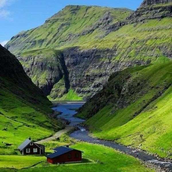 Stay in Iconic Saksun, Authentic Faroese Cottage, hotel in Saksun