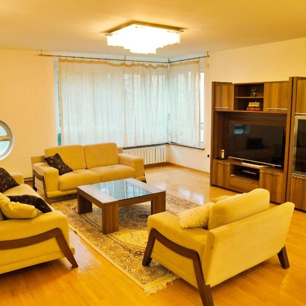 Grand Apartment - three-bedroom, free parking