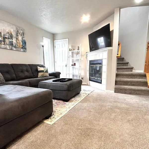 The Getaway SE Boise Condo Across the street from Greenbelt, Bown Crossing and Boise River 3BD 3Bath, 4 beds! Lovely, Homey, Dining table seats 6, hotel in Boise