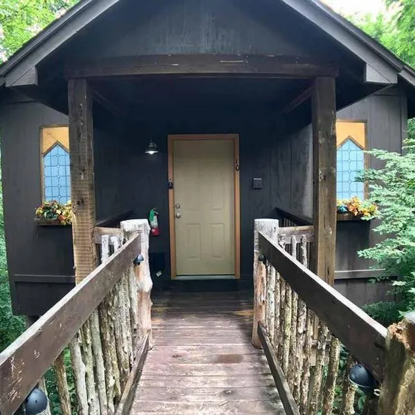 Abbey Chateau Treehouse #10 / Oak Crest cottages and treehouses, hotel v destinaci Eureka Springs