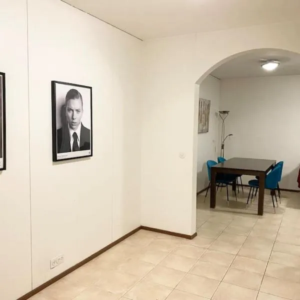 PIHLAJISTO 1 - Newly renovated Spacious 4-bedroom condo with patio, free parking, hotel in Helsinki