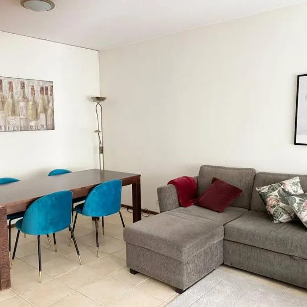 HHH Newly renovated big 4-bedroom apt with balcony, free parking for 2 cars，赫爾辛基的飯店