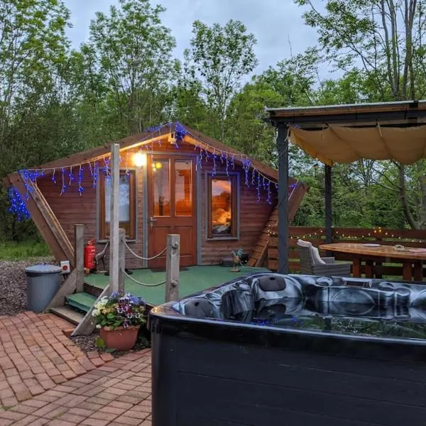 Wooden tiny house Glamping cabin with hot tub 1 โรงแรมในTuxford