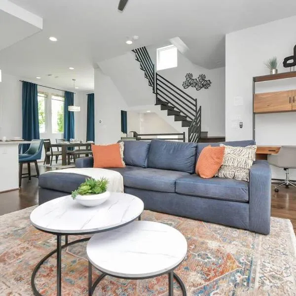 Casa LaBella - Downtown Skyline Views - Sleeps 10, hotel in Houston