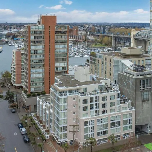 1BD+Den condo, with free parking in Downtown!, hotel in Vancouver