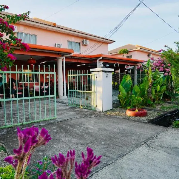 HUAQIAO HOME 侨之家免费供早餐free breakfast served, ξενοδοχείο σε Semporna