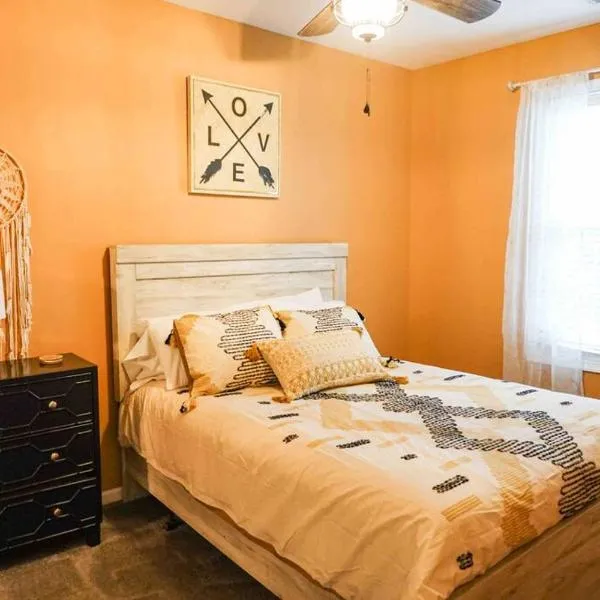 Boho Rehoboth condo-2bd/3.7mi beach/.5mi outlets, hotel in Rehoboth Beach