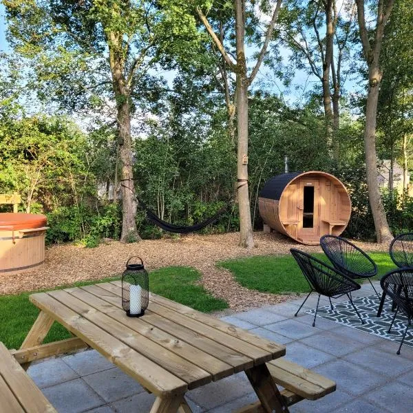 Retro Chic Wellness met hottub & sauna, Hotel in Ewijk