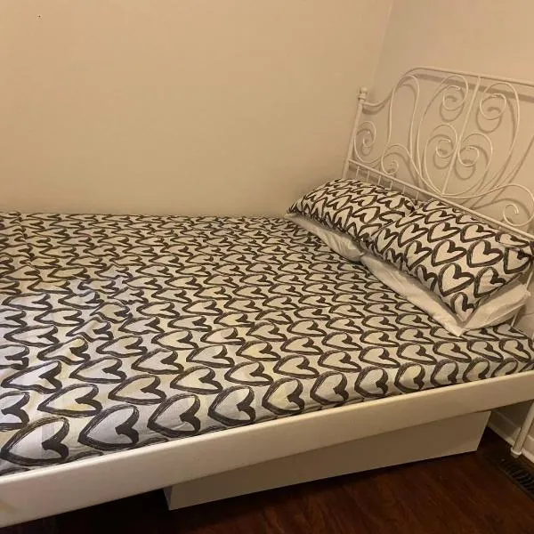 BUDGET Triple Room with En Suite Bathroom 36A, ξενοδοχείο στο Τορόντο