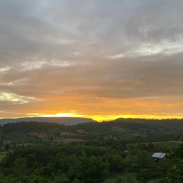 ภูคำฮ้อมคลิฟฟ์ลอดจ์ แอนด์ โฮมสเตย์ Phu come home cliff Lodge & Homestay, hotel in Ban Phu Hi