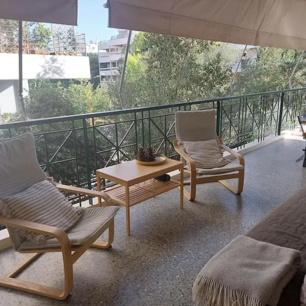 quiet apartment with a large balcony near the sea, hotel in Athens