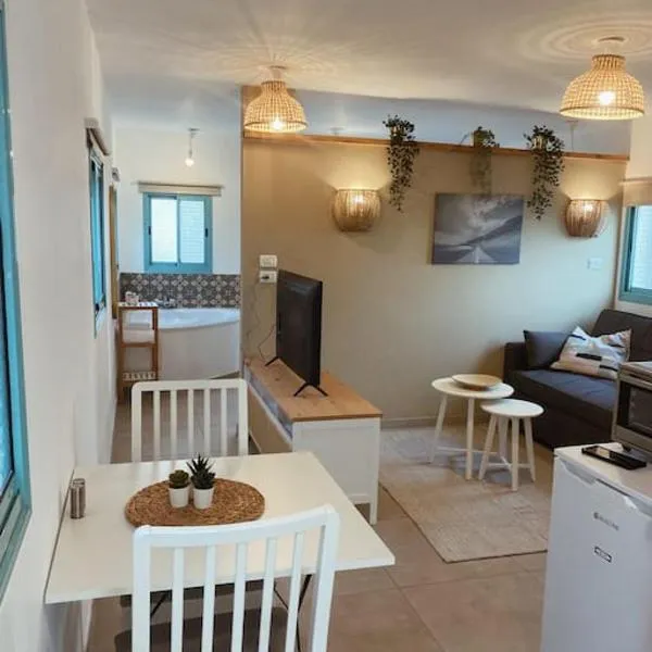 בקתה במטע מושב אליעד, hôtel à Eli Ad