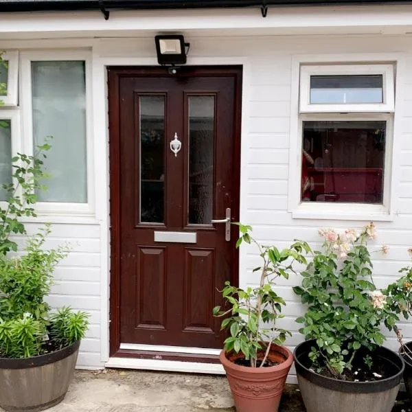 Mon Repos Private Rooms Heathrow Airport, hotel in New Bedfont