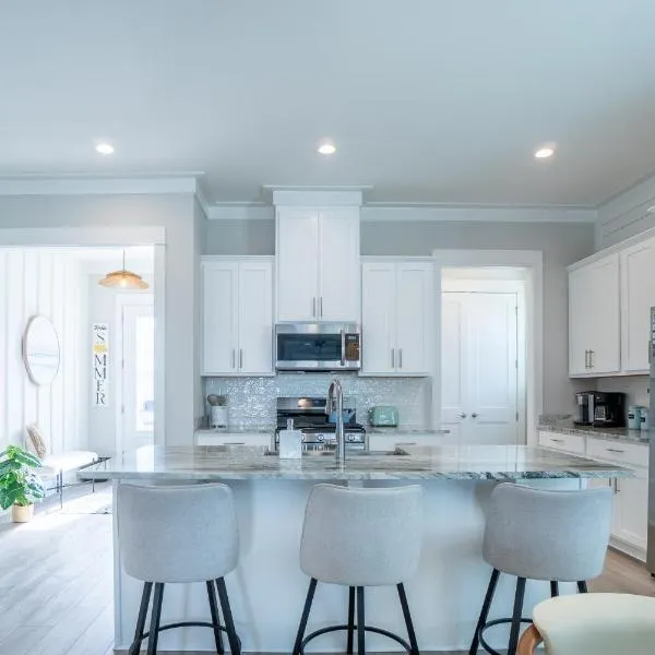 ~Spacious home near beach w/ game room and community pool~, hotel in Orange Beach