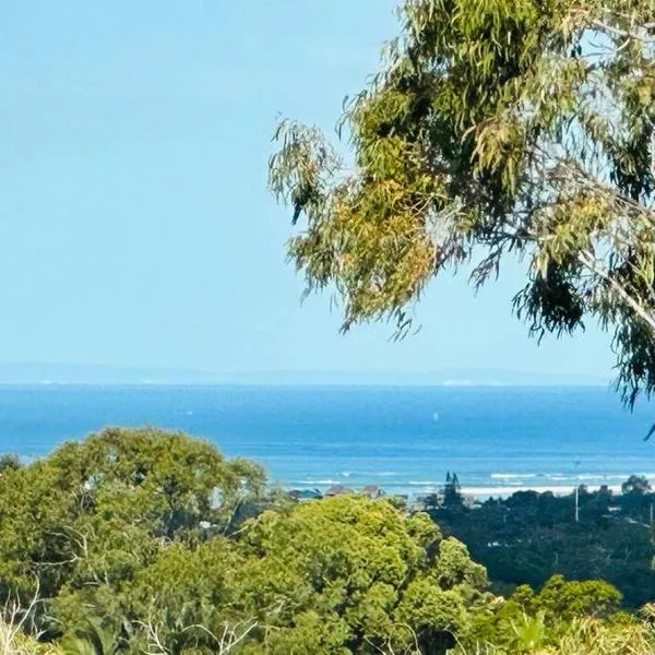 Ocean View 3 bedroom entire house central of Caloundra, hotel v destinaci Caloundra West