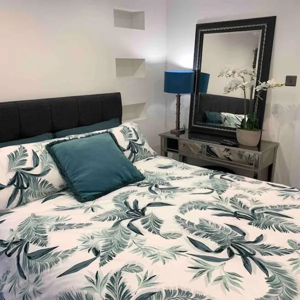 Lux Private Entrance 1 bed Studio - Free Parking - ideal for COOP Live, MCR City Centre, Salford Royal Hospital & Buile Hill Mansion wedding venue, hotel in Manchester
