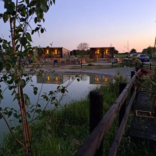 Pond Beach 2ppl-private Hot tub, hotel in Errill